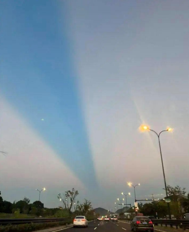 浪漫氛围拉满！多地天空现“蓝色鹊桥”，太美了！