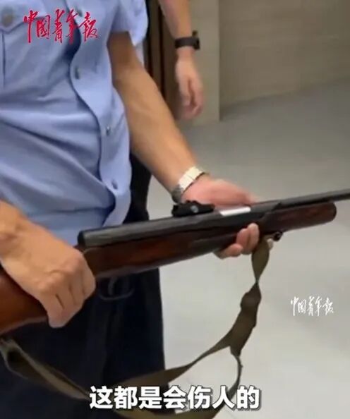整理父亲遗物时有惊人发现，她直奔派出所