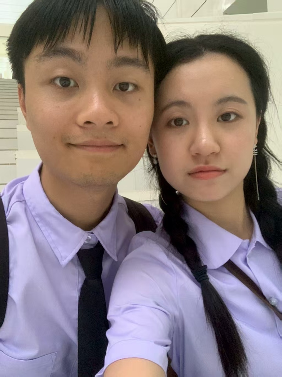 “狗粮”撒到地铁里了!多对新人在长沙地铁办集体婚礼,有乘客起哄“亲一个” “狗粮”撒到地铁里了!多对新人在长沙地铁办集体婚礼,有乘客起哄“亲一个”