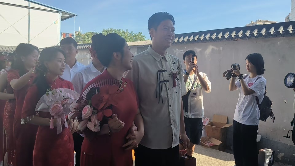 “狗粮”撒到地铁里了!多对新人在长沙地铁办集体婚礼,有乘客起哄“亲一个” “狗粮”撒到地铁里了!多对新人在长沙地铁办集体婚礼,有乘客起哄“亲一个”