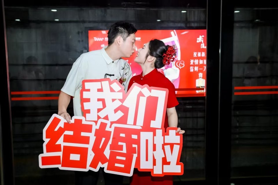 “狗粮”撒到地铁里了!多对新人在长沙地铁办集体婚礼,有乘客起哄“亲一个” “狗粮”撒到地铁里了!多对新人在长沙地铁办集体婚礼,有乘客起哄“亲一个”
