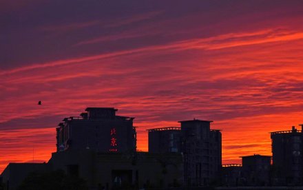 北京现绝美火烧云 市民打卡定格美景
