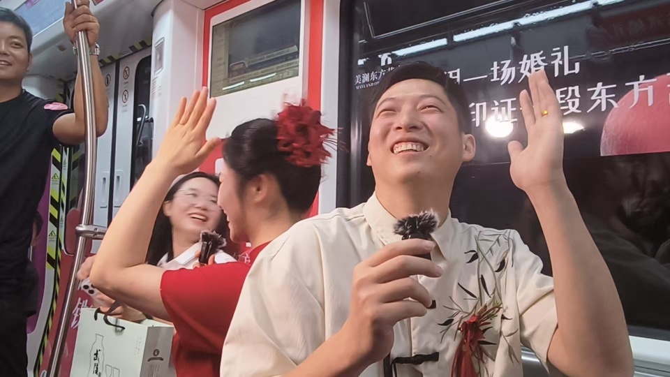 “狗粮”撒到地铁里了!多对新人在长沙地铁办集体婚礼,有乘客起哄“亲一个” “狗粮”撒到地铁里了!多对新人在长沙地铁办集体婚礼,有乘客起哄“亲一个”