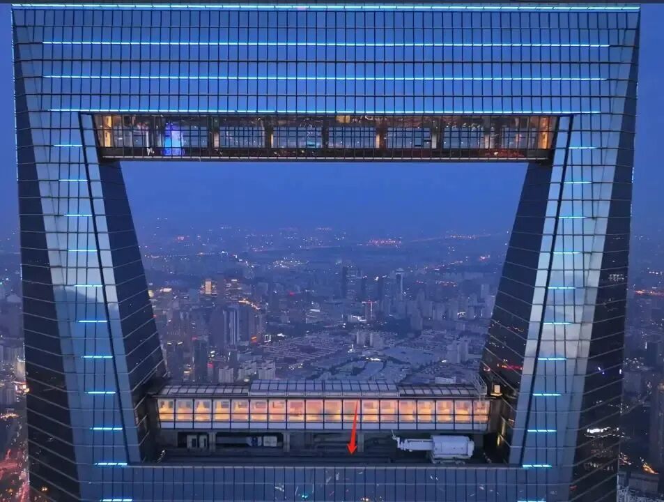 两架无人机高空对撞坠机,上海一高楼96层平台被砸出坑洞!警方通报 两架无人机高空对撞坠机,上海一高楼96层平台被砸出坑洞!警方通报