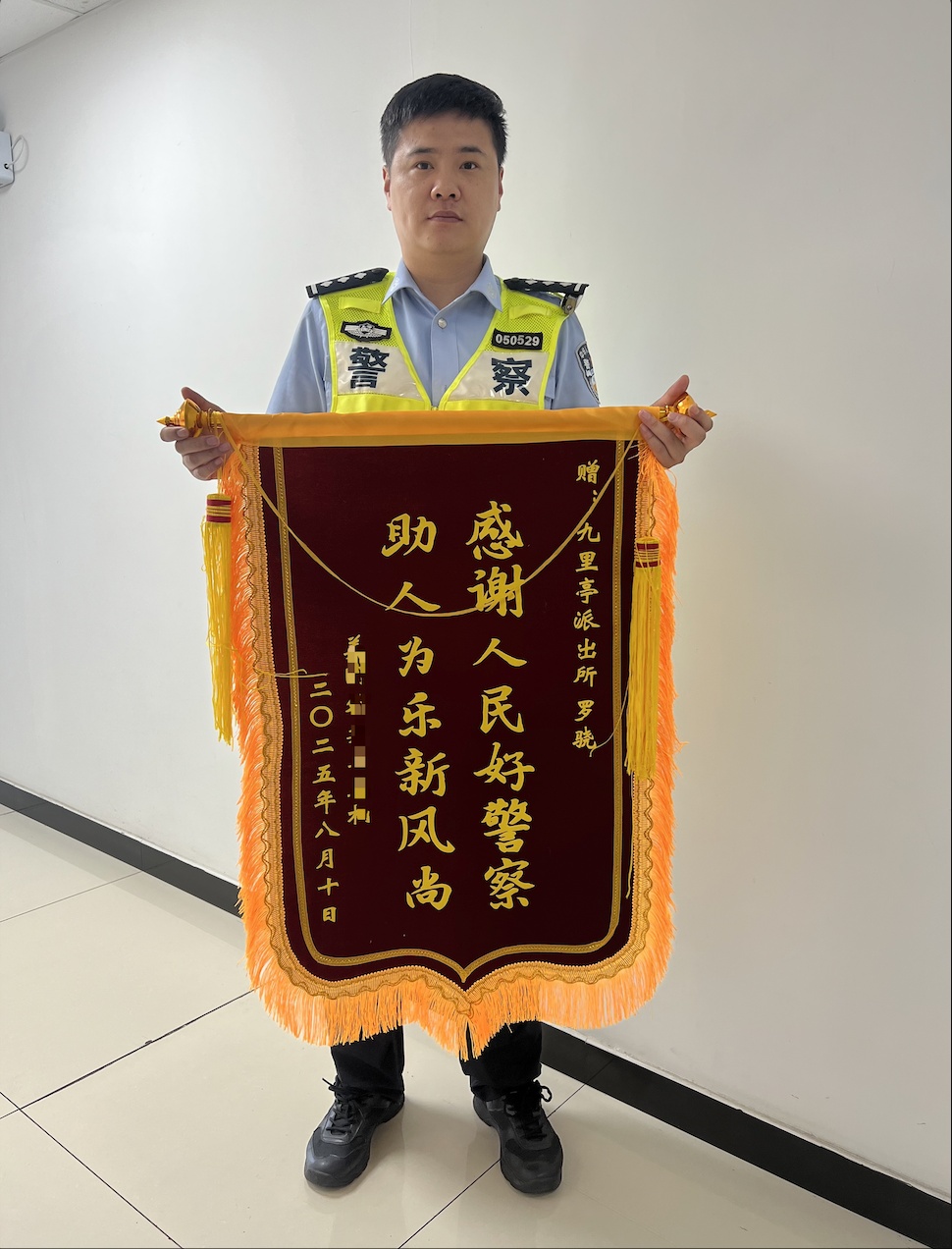 酷暑深夜外卖小哥身体不适，幸好遇见他们……