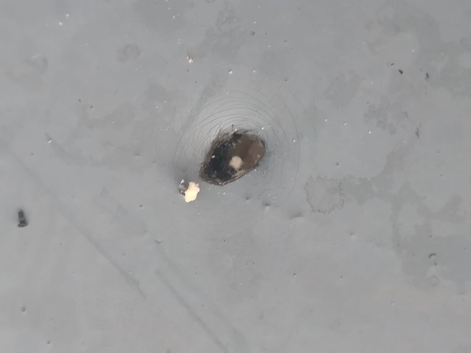 两架无人机高空对撞坠机,上海一高楼96层平台被砸出坑洞!警方通报 两架无人机高空对撞坠机,上海一高楼96层平台被砸出坑洞!警方通报