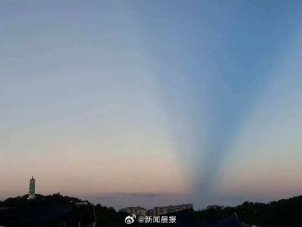“这是传说中的鹊桥吗？”昨天傍晚江浙沪多地上空现“曙条”，看呆很多人