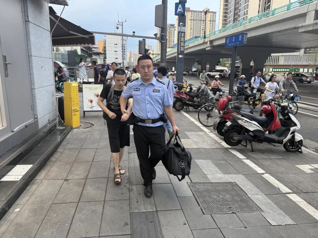 成都民警撒谎,全网点赞! 成都民警撒谎,全网点赞!