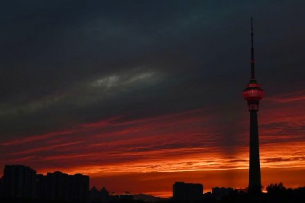 北京现绝美火烧云 市民打卡定格美景