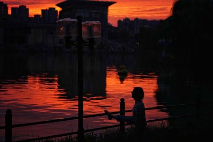 北京现绝美火烧云 市民打卡定格美景