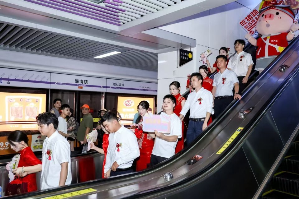 “狗粮”撒到地铁里了!多对新人在长沙地铁办集体婚礼,有乘客起哄“亲一个” “狗粮”撒到地铁里了!多对新人在长沙地铁办集体婚礼,有乘客起哄“亲一个”