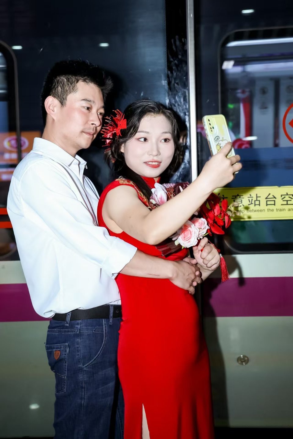 “狗粮”撒到地铁里了!多对新人在长沙地铁办集体婚礼,有乘客起哄“亲一个” “狗粮”撒到地铁里了!多对新人在长沙地铁办集体婚礼,有乘客起哄“亲一个”