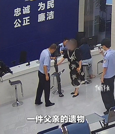 整理父亲遗物时有惊人发现，她直奔派出所