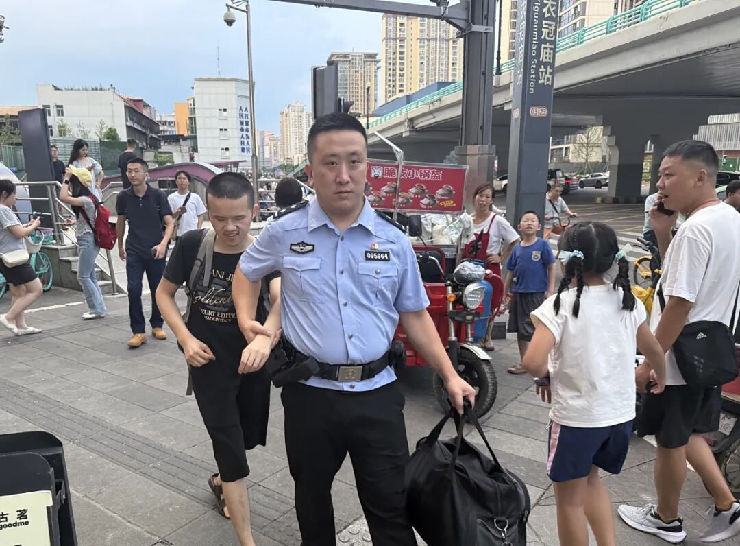 成都民警撒谎,全网点赞! 成都民警撒谎,全网点赞!