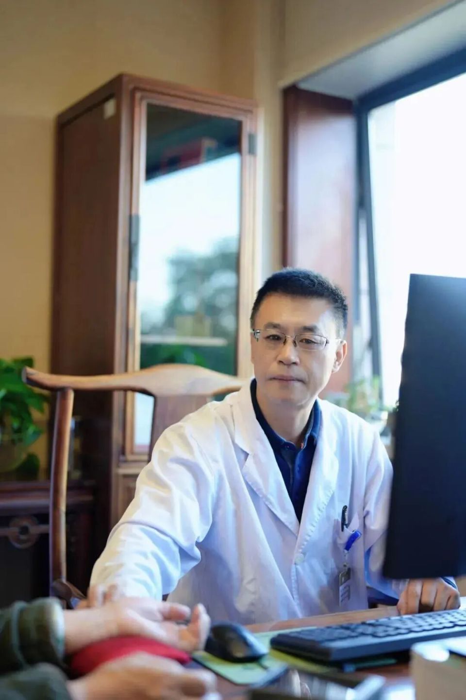 25岁女子电话里崩溃大哭！医生紧急提醒：不是矫情，情志病需警惕