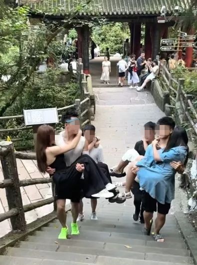 背、扛、抱女游客协助登山……景区：是否擦边会向上面反映