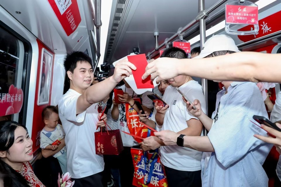 “狗粮”撒到地铁里了!多对新人在长沙地铁办集体婚礼,有乘客起哄“亲一个” “狗粮”撒到地铁里了!多对新人在长沙地铁办集体婚礼,有乘客起哄“亲一个”