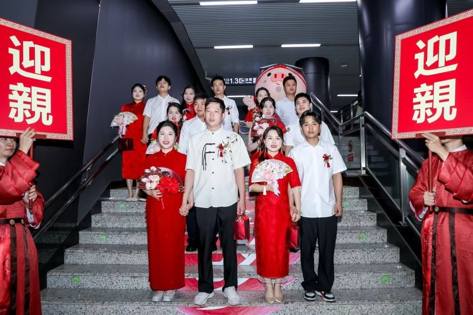 “狗粮”撒到地铁里了!多对新人在长沙地铁办集体婚礼,有乘客起哄“亲一个” “狗粮”撒到地铁里了!多对新人在长沙地铁办集体婚礼,有乘客起哄“亲一个”