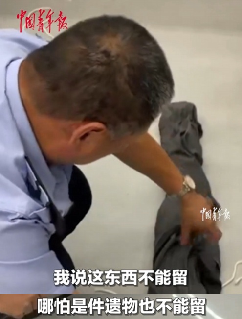 整理父亲遗物时有惊人发现，她直奔派出所