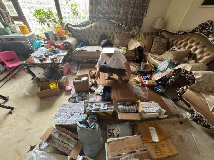 夫妻二人联手造假 警方在其家里查获上万个假冒宠物驱虫项圈