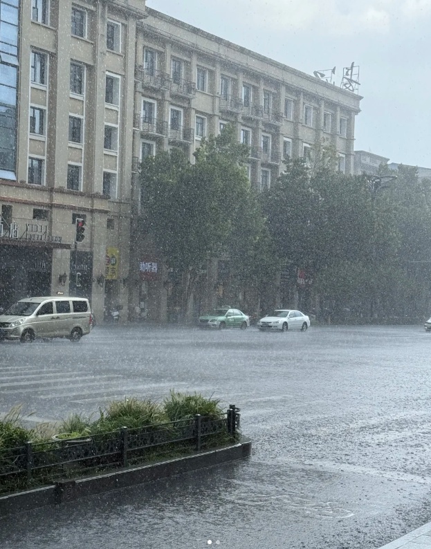 电闪雷鸣！合肥突降倾盆大雨！暴雨10级雷暴大风抵达安徽