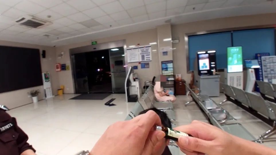 酷暑深夜外卖小哥身体不适，幸好遇见他们……