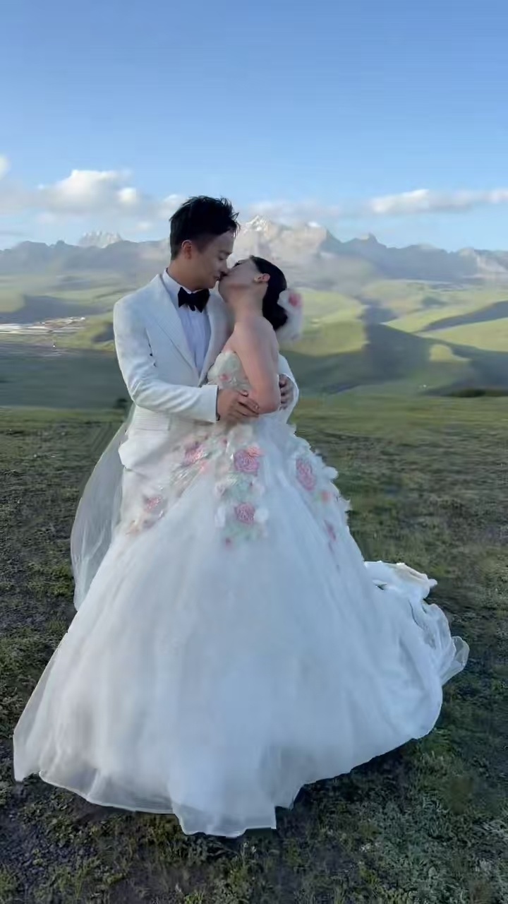 “狗粮”撒到地铁里了!多对新人在长沙地铁办集体婚礼,有乘客起哄“亲一个” “狗粮”撒到地铁里了!多对新人在长沙地铁办集体婚礼,有乘客起哄“亲一个”