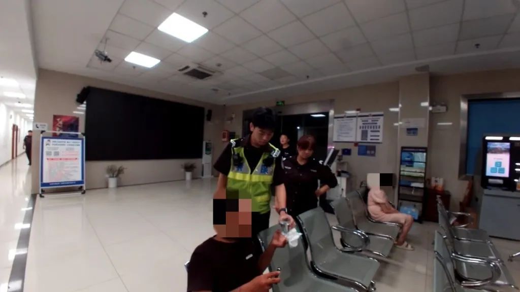 酷暑深夜外卖小哥身体不适，幸好遇见他们……