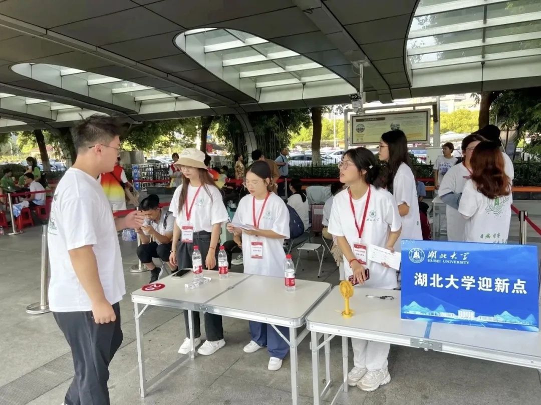 武汉站、武昌站、汉口站，高峰来了