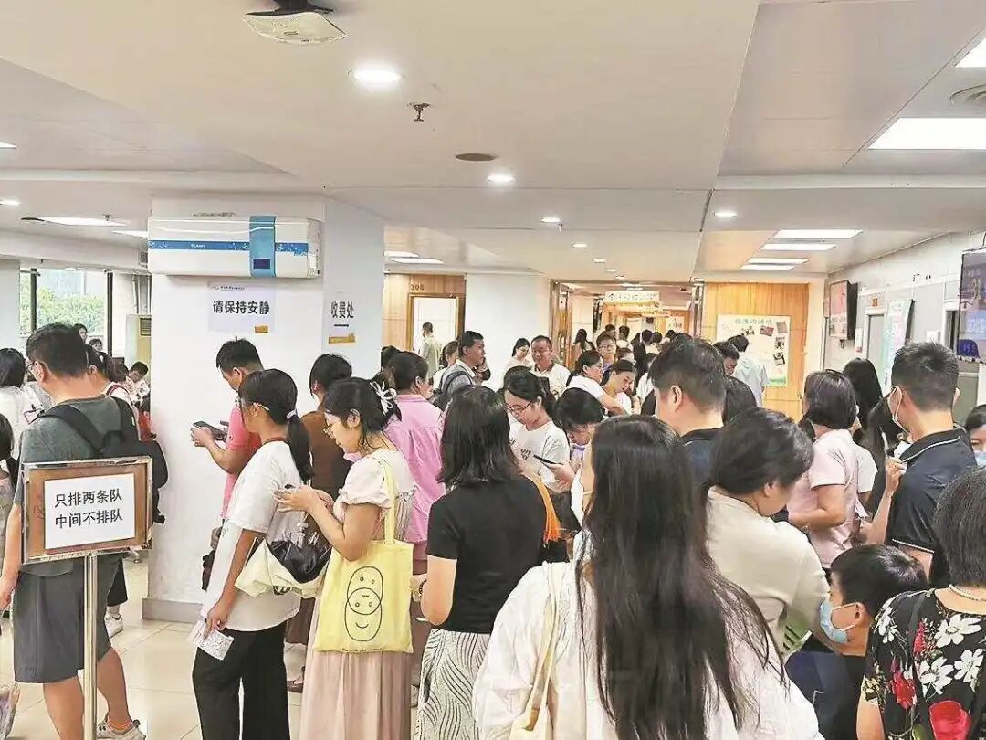 暑假后“补救”孩子视力,广州一家眼科医院迎来开学前学生就诊小高峰 暑假后“补救”孩子视力,广州一家眼科医院迎来开学前学生就诊小高峰