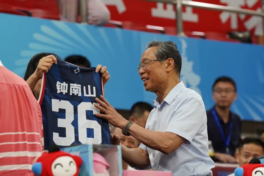 钟南山分享身体健康的重要因素:参加体育活动,“每周六都去打篮球” 钟南山分享身体健康的重要因素:参加体育活动,“每周六都去打篮球”