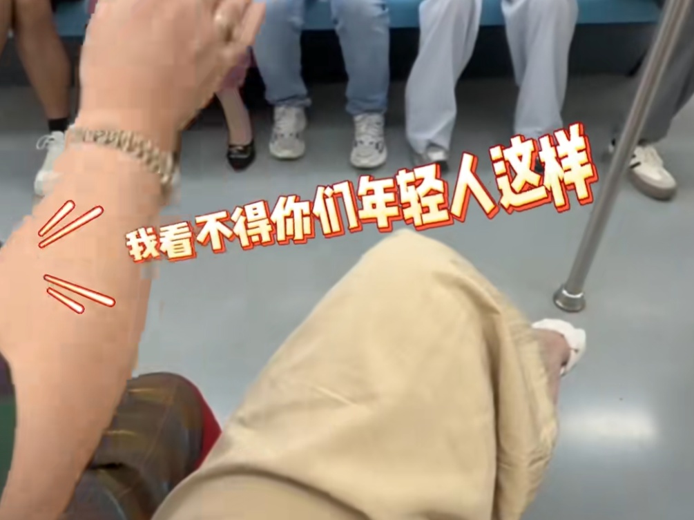 事发上海地铁，70多岁阿姨突然掏出一沓现金硬塞给受伤男孩……