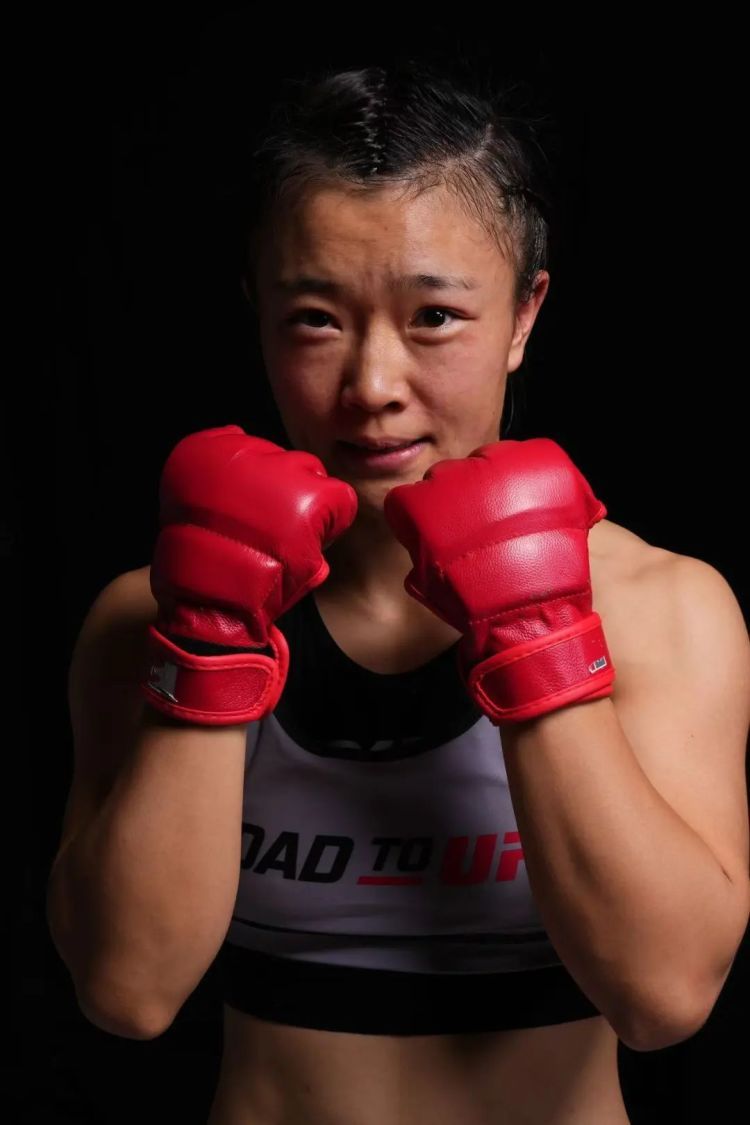 白天穿着白大褂，晚上在八角笼KO对手？“女版黄飞鸿”来了