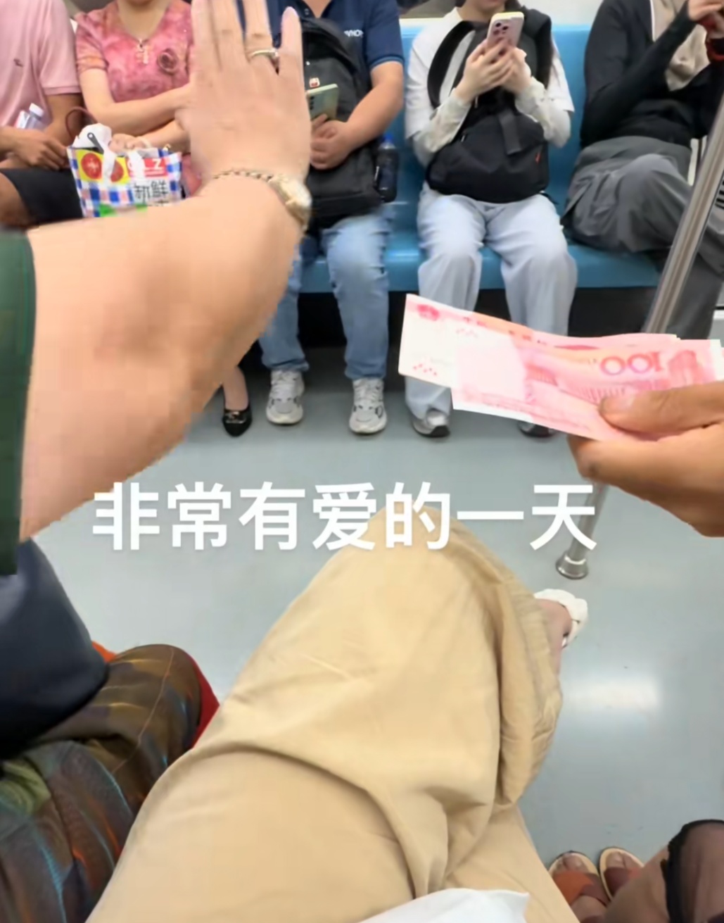 事发上海地铁，70多岁阿姨突然掏出一沓现金硬塞给受伤男孩……