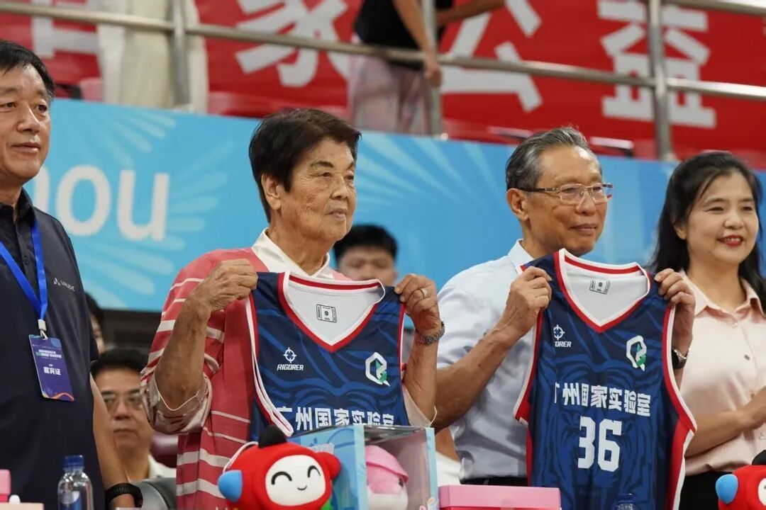 钟南山分享身体健康的重要因素:参加体育活动,“每周六都去打篮球” 钟南山分享身体健康的重要因素:参加体育活动,“每周六都去打篮球”