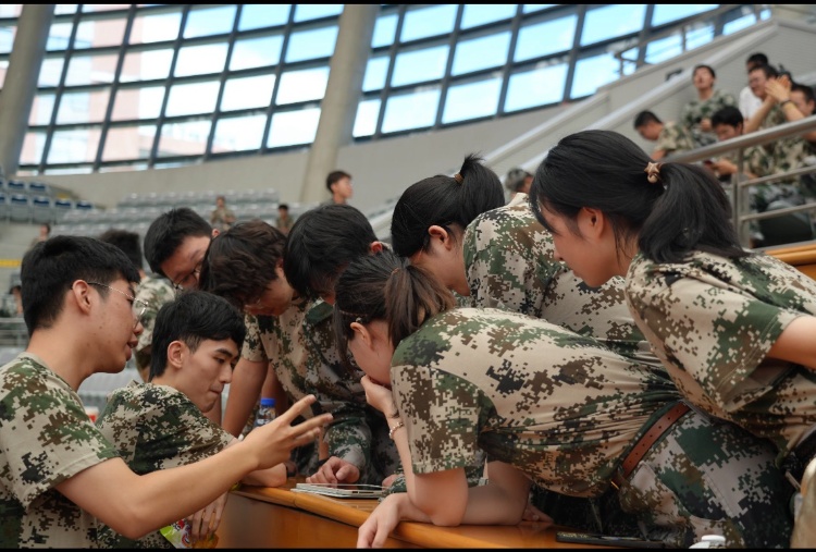 复旦大学硬核军训玩“真人CS”走红网络，参训学生：用上了感应头盔和激光镭射枪！