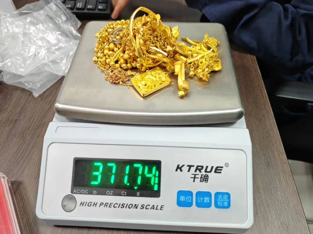 入境车辆夹藏黄金371.74克，被海关查获