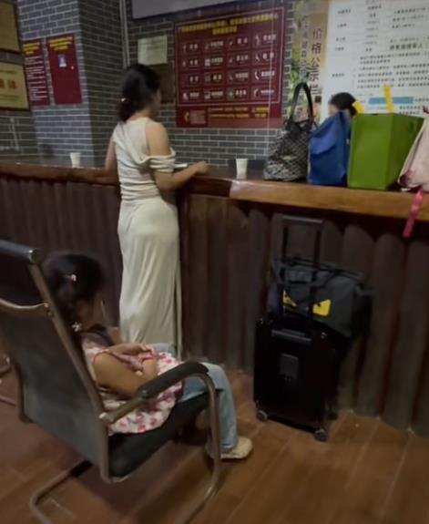 7岁女童和小老虎“亲密互动”，遭其咬伤右腿，家长：需打5针狂犬疫苗，已报警