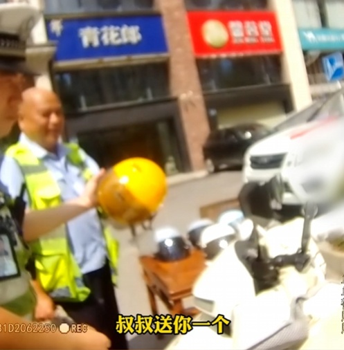 “警察叔叔，我要举报我妈妈！”