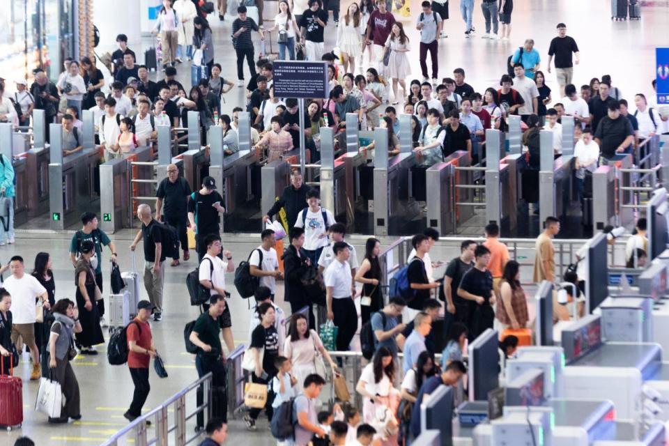 暑运客流突破历史峰值!长沙南站管内18站2025暑运旅客发送量2019.8万人次 暑运客流突破历史峰值!长沙南站管内18站2025暑运旅客发送量2019.8万人次
