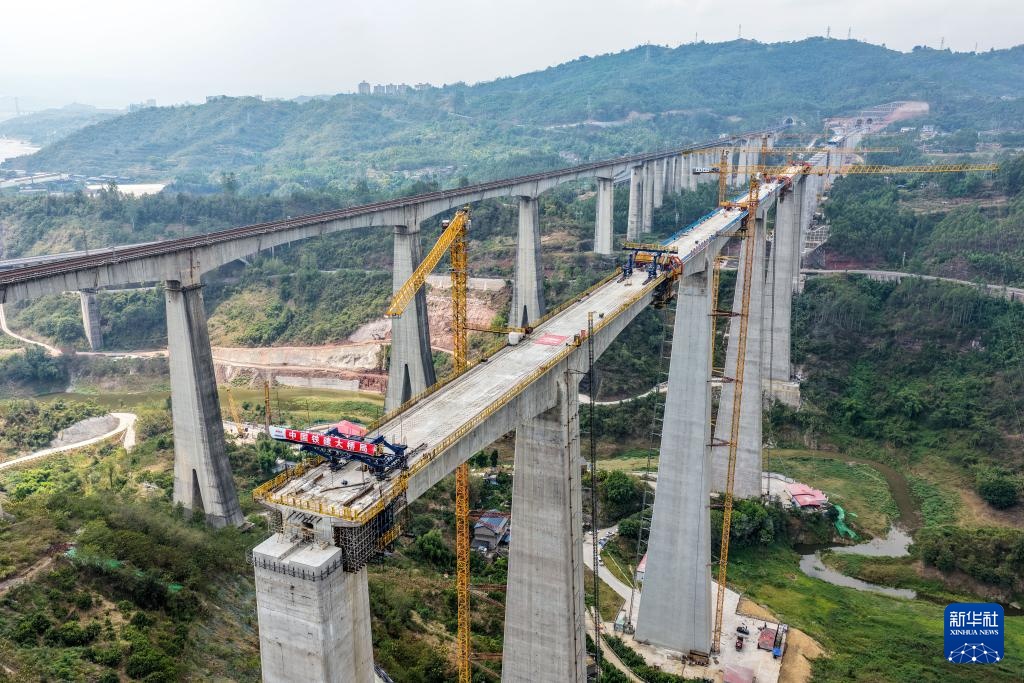 渝万高铁蔡家沟双线特大桥合龙