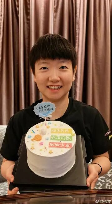 手捧蛋糕，面带笑容！孙颖莎发文谈进入国家队10年：未来还有更多山峰等待攀登