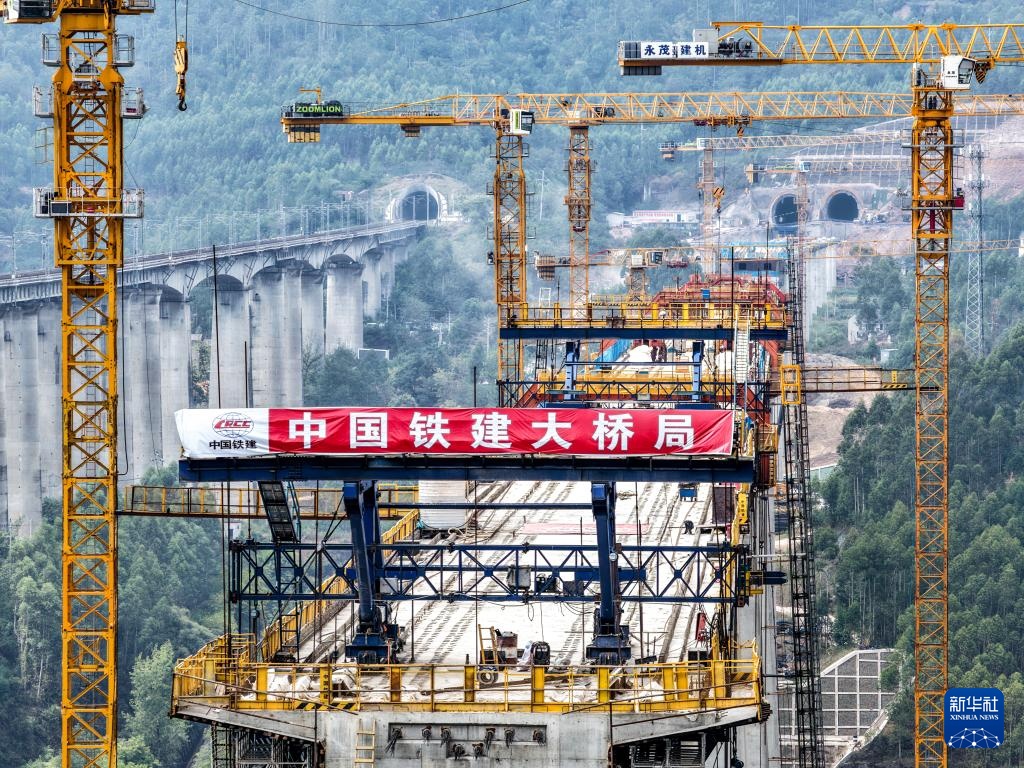 渝万高铁蔡家沟双线特大桥合龙