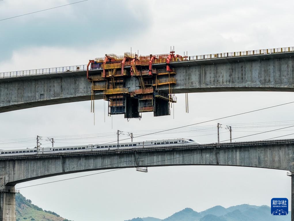 渝万高铁蔡家沟双线特大桥合龙