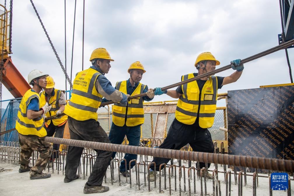 渝万高铁蔡家沟双线特大桥合龙