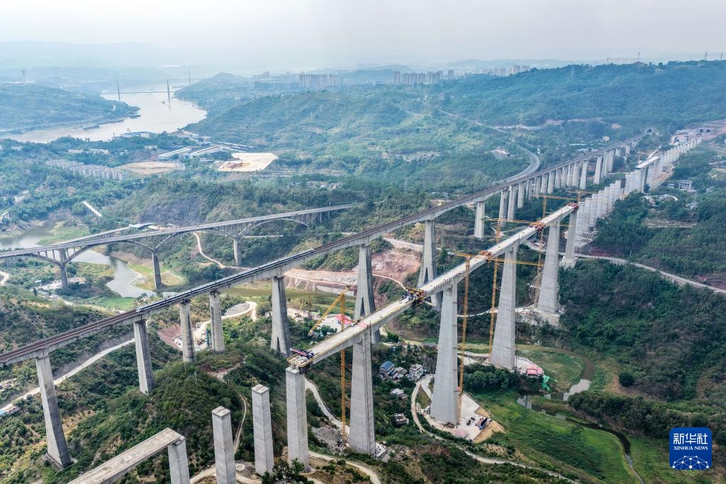 渝万高铁蔡家沟双线特大桥合龙