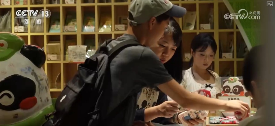 人气旺、消费热!“老空间+文化IP”化身潮酷空间 多元新场景撬动消费新引擎 人气旺、消费热!“老空间+文化IP”化身潮酷空间 多元新场景撬动消费新引擎