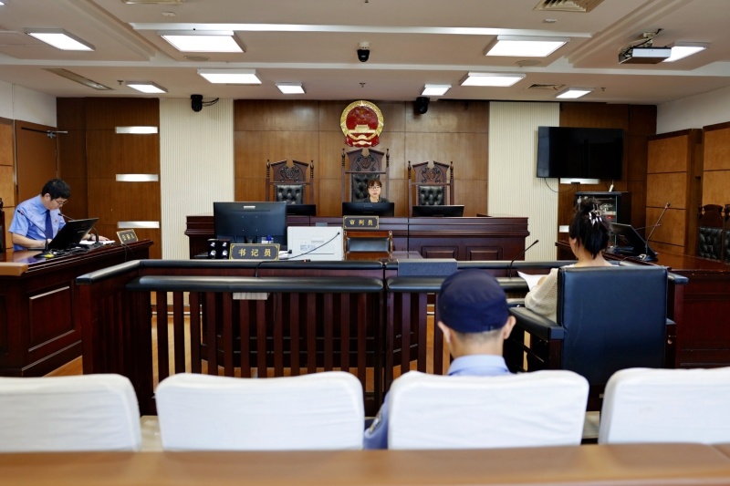 女子酒后吵架把两只狗从21楼扔下，砸坏铁树被判缓刑