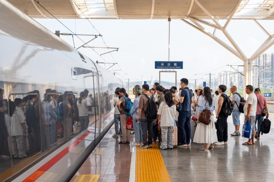 暑运客流突破历史峰值!长沙南站管内18站2025暑运旅客发送量2019.8万人次 暑运客流突破历史峰值!长沙南站管内18站2025暑运旅客发送量2019.8万人次