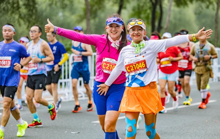 3.5万人创历史之最 激情哈马热力开跑